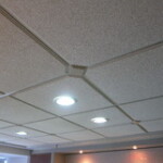 室內裝潢使用礦纖天花板與崁燈的設計，呈現整齊分割的吊頂格局