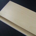 淺木紋鋁合金凹縫天花板板材，表面採烤漆處理，質感平整細緻。