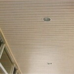 本組圖結合三張視覺資訊:左為實際施工完成圖、中為C型鋁板斷面結構示意、右為天花骨架與吊架配置圖,完整呈現產品外觀與安裝技術。 防颱型C型長條鋁板施工實景、斷面結構與懸吊系統組合圖