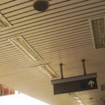 KU型黑縫片長條鋁板安裝於室內天花板，展現俐落現代感與黑色縫片設計